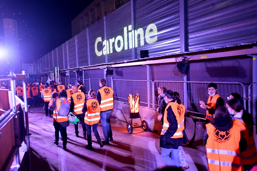 Le public sous une projection du nom de la marraine du tunnelier, « Caroline » 