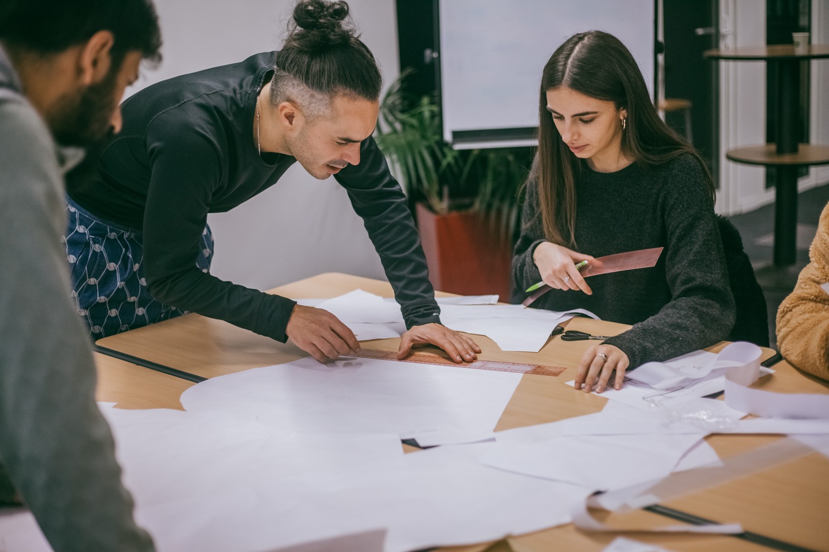 Des jeunes suivent un atelier de création de patrons de vêtements dans le cadre du chantier partagé « 0-93. Lab » à Aulnay et Sevran 