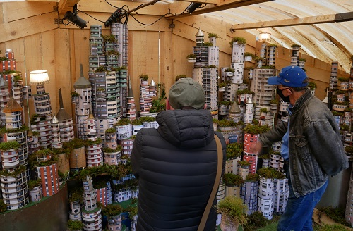 Maquette intitulée « Cité Tube » représentant une ville futuriste, dans le cadre du chantier partage de la Compagnie Le Phun à Sevran