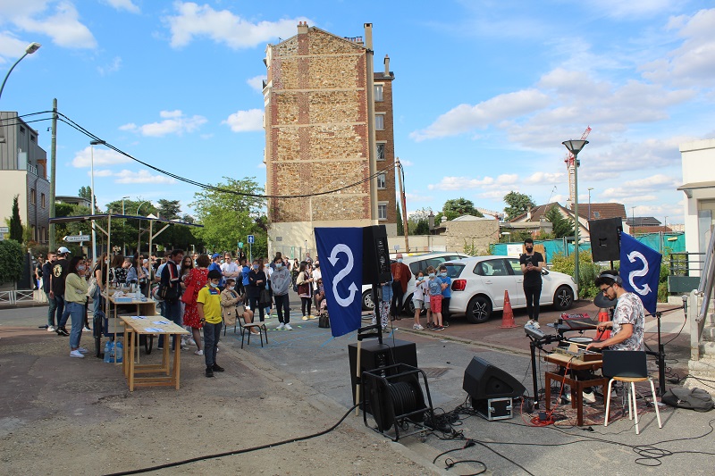 Public autour d’une buvette et d’un DJ en espace public lors d’un évènement festif le aux abords du chantier de la future gare de Fort d’Issy-Vanves-Clamart-Malakoff dans le cadre du chantier partagé « Détours » mené par les collectifs Beat and Beer et Crème Fraîche 