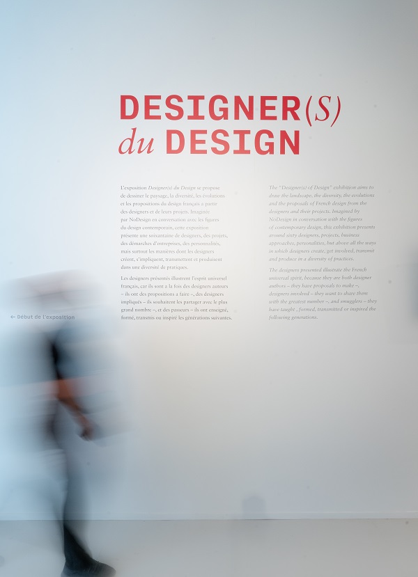 Espace d’exposition des mobiliers et de la signalétique du Grand Paris Express à Lille Métropole 2020 Capitale Mondiale du Design avec le panneau de présentation de l’exposition 
