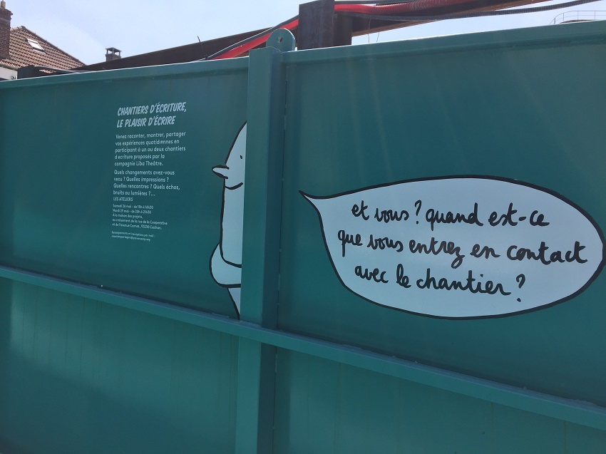 Passerelle bleue sur laquelle est inscrit dans une bulle « Et vous ? Quand est-ce que vous entrez en contact avec le chantier ? 