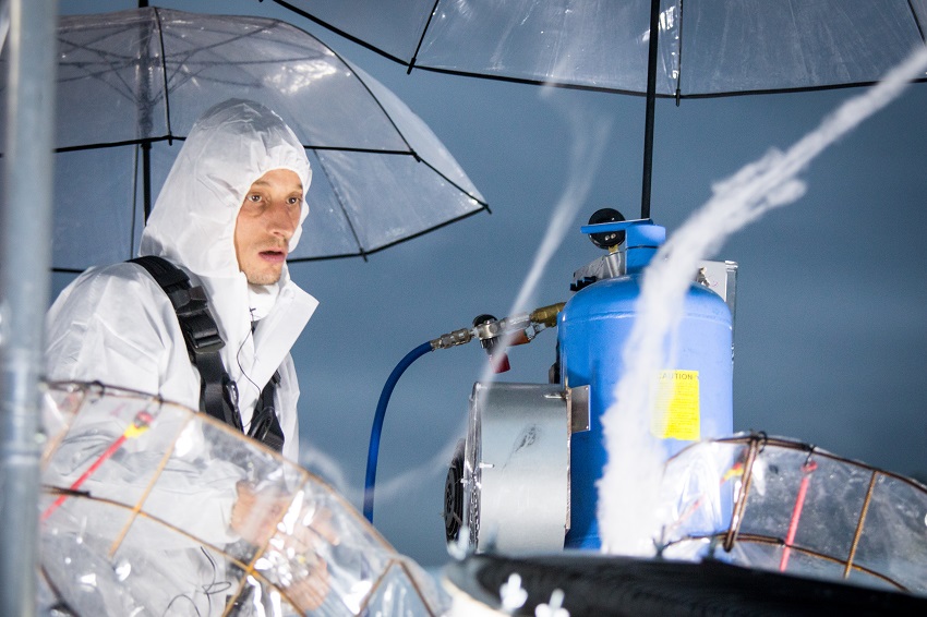 Un enfant tente d’attraper des filaments de sucre devant l’œuvre d’art nomade « Sucre Cristal n°3 » de l’artiste Vivien Roubaud présentée lors de la Nuit Blanche 2019 à Paris