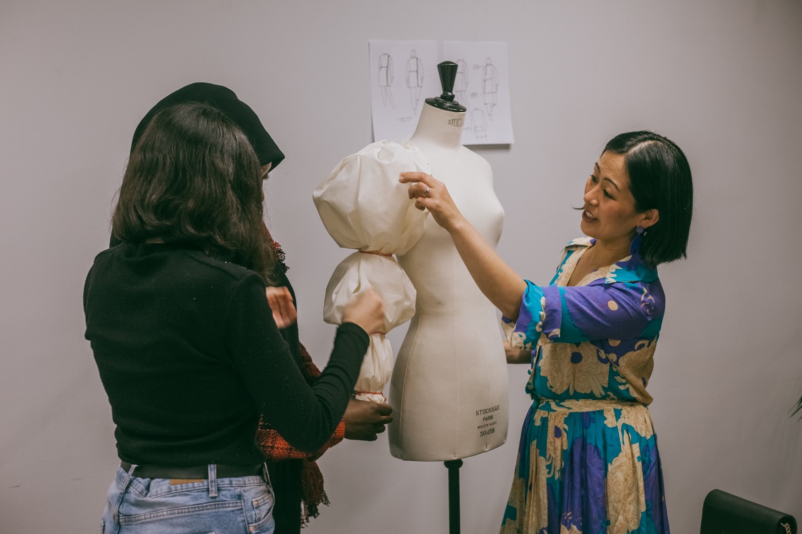 Atelier de couture autour d’un mannequin dans le cadre du chantier partagé de la Société du Grand Paris mené par Bastien Laurent à Aulnay