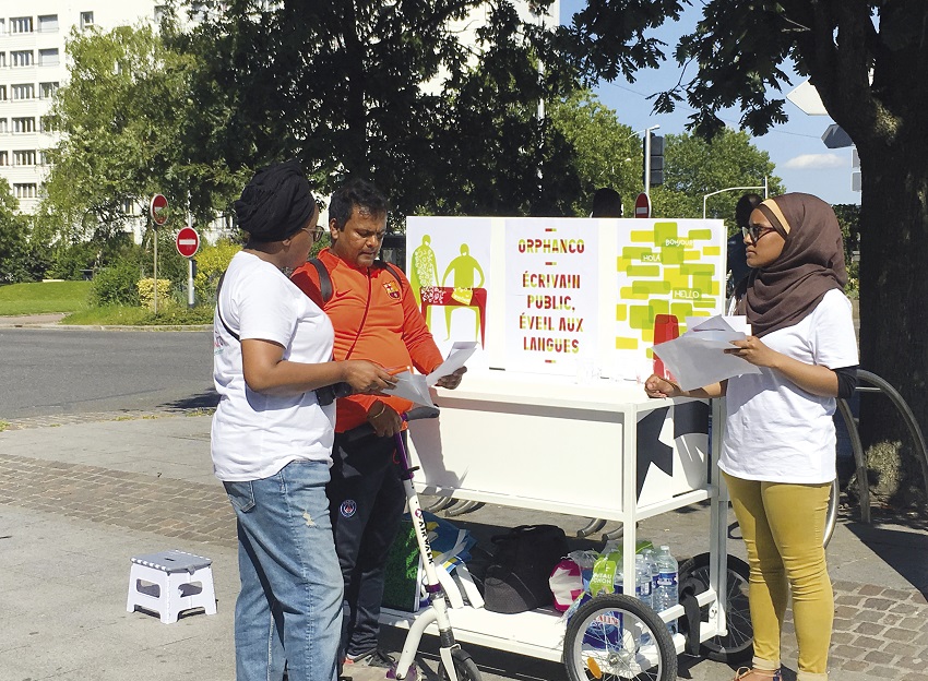 Trois personnes autour d’un stand en espace public dans le cadre du chantier du partagé « Agrafmobile » par Malte Martin à La Courneuve en 2018