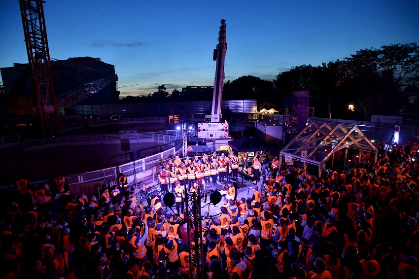 Une foule de public de nuit vers la grue sur le chantier à Massy dans le cadre du KM9 