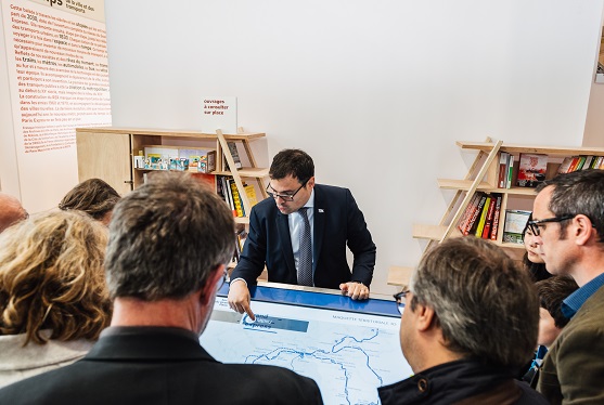Le public découvre les maquettes de l’exposition du pavillon « Horizon 2030 » dans le cadre de la biennale d’architecture et de paysage de Versailles
