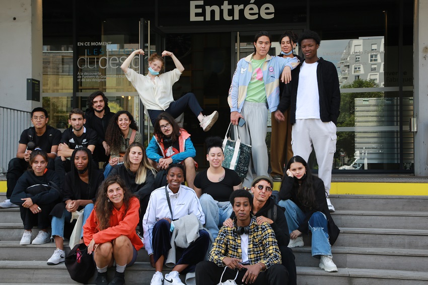 : L’ensemble de l’équipe de tournage et les acteurs sur le parvis de la Fabrique du Métro à Saint-Ouen 