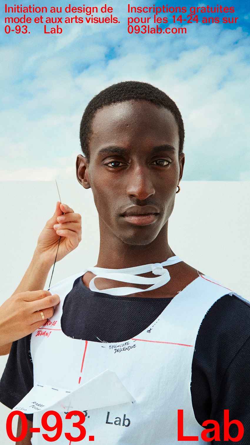 Affiche des ateliers d’initiation au design de mode et aux arts visuels avec un mannequin sur qui un vêtement est en train d’être cousu 