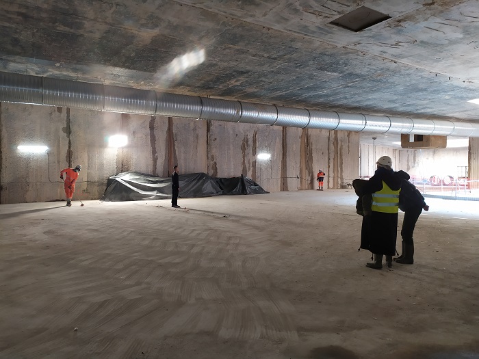 Le danseur Benjamin Bertrand torse nu en position allongée, en performance dans le chantier de l’ouvrage Salengro à Champigny