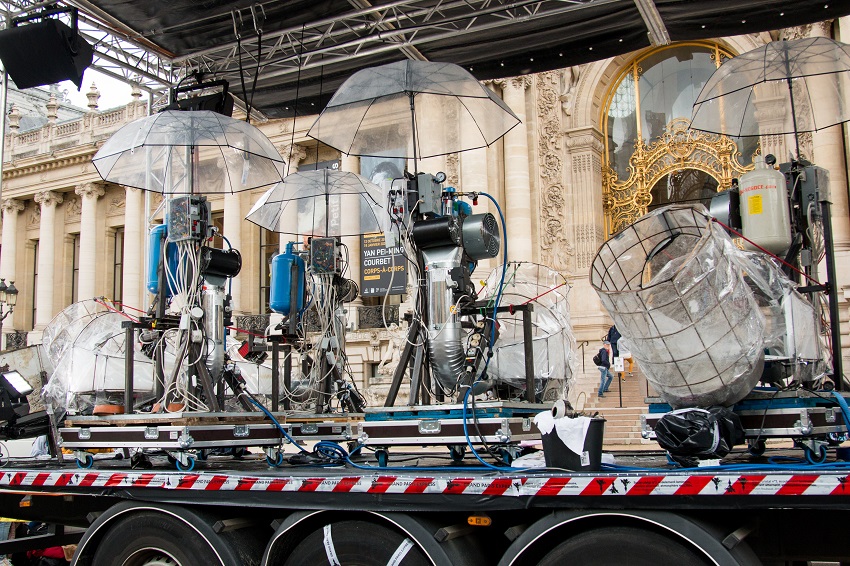 Le dispositif technique de l’œuvre « Sucre Cristal n°3 » de l’artiste Vivien Roubaud présentée lors de la FIAC 2019 à Paris, composé de machines et parapluies transparents sur la plateforme d’un camion 
