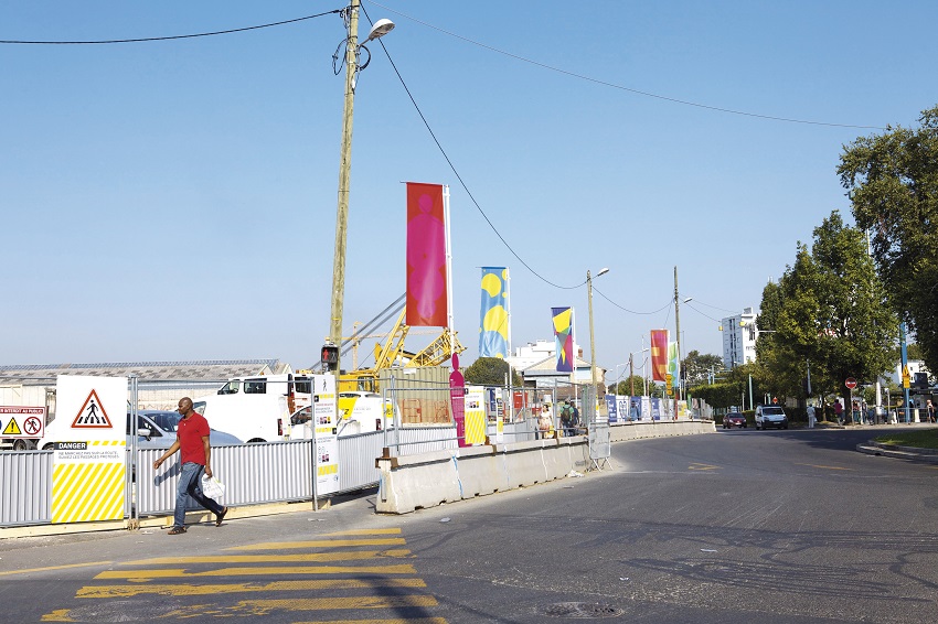 Série de drapeaux suspendus et colorés autour du chantier de La Courneuve dans le cadre du chantier du partagé « Agrafmobile » par Malte Martin à La Courneuve en 2018
