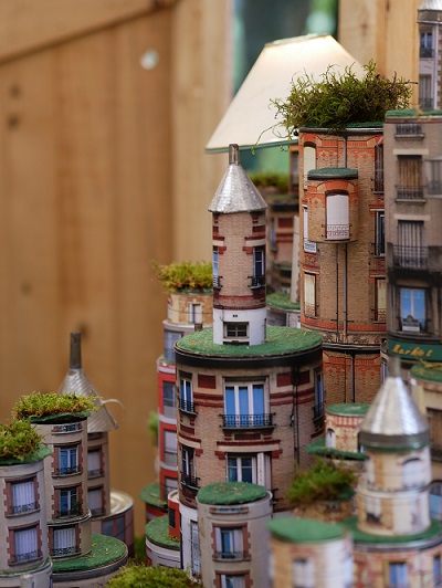 Maquette intitulée « Cité Tube » représentant une ville futuriste, dans le cadre du chantier partage de la Compagnie Le Phun à Sevran