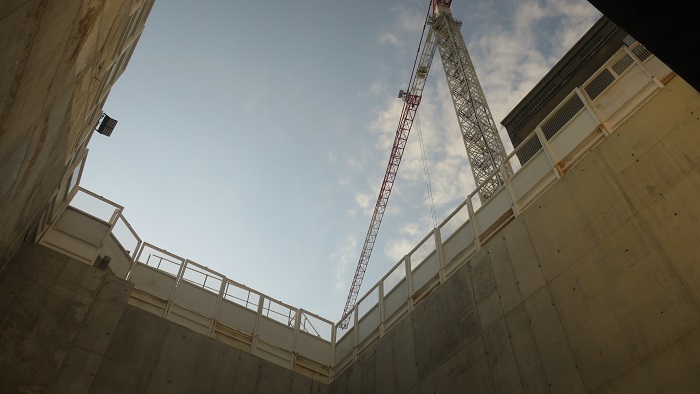 Vue en contre-plongée du puits de l’ouvrage Salengro à Champigny