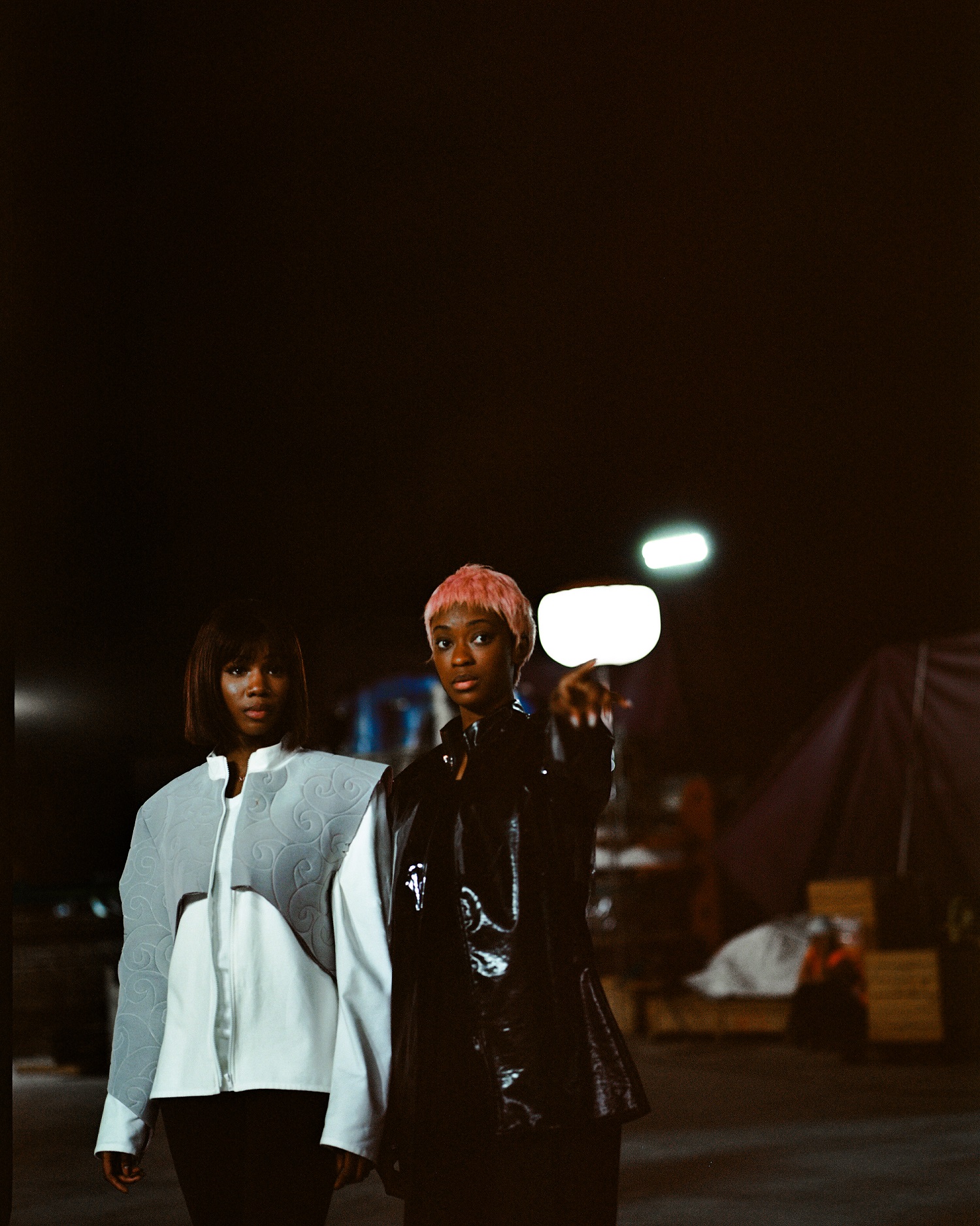 Photo de deux des participantes aux ateliers avec sa création de vêtements, tournage sur le chantier de la future gare d’Aulnay