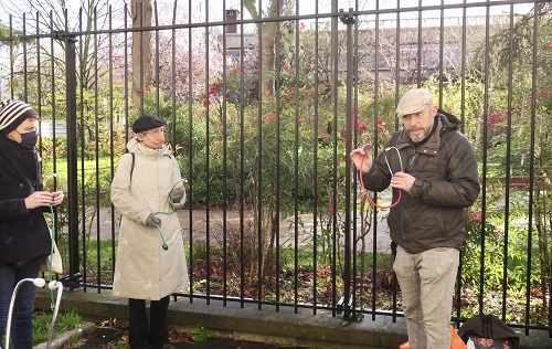 Explications sur l’écoute des sons avec trois personnes sur la photographie dans le cadre de la balade sonore aux abord des chantiers du Grand Paris Express d’Aubervilliers par la Compagnie Décor Sonore
