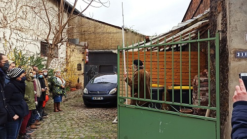 Un groupe écoute Michel Risse dans le cadre de la balade sonore aux abord des chantiers du Grand Paris Express d’Aubervilliers par la Compagnie Décor Sonore
