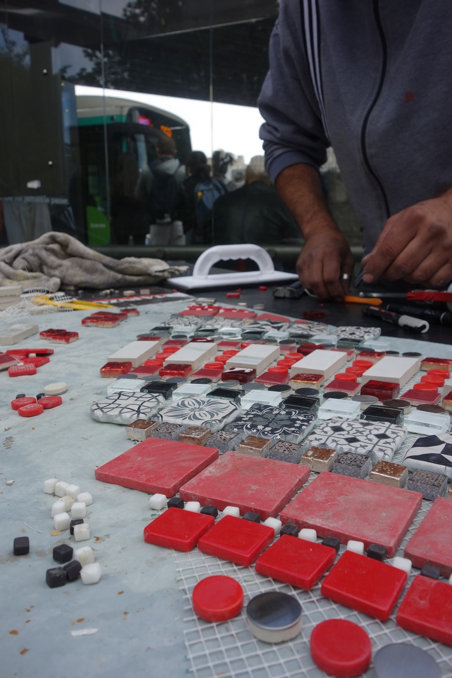 Préparation de carreaux rouges et gris pour la réalisation d’un « flack » dans le cadre du projet « Flacking » par Ememem à Saint-Maur