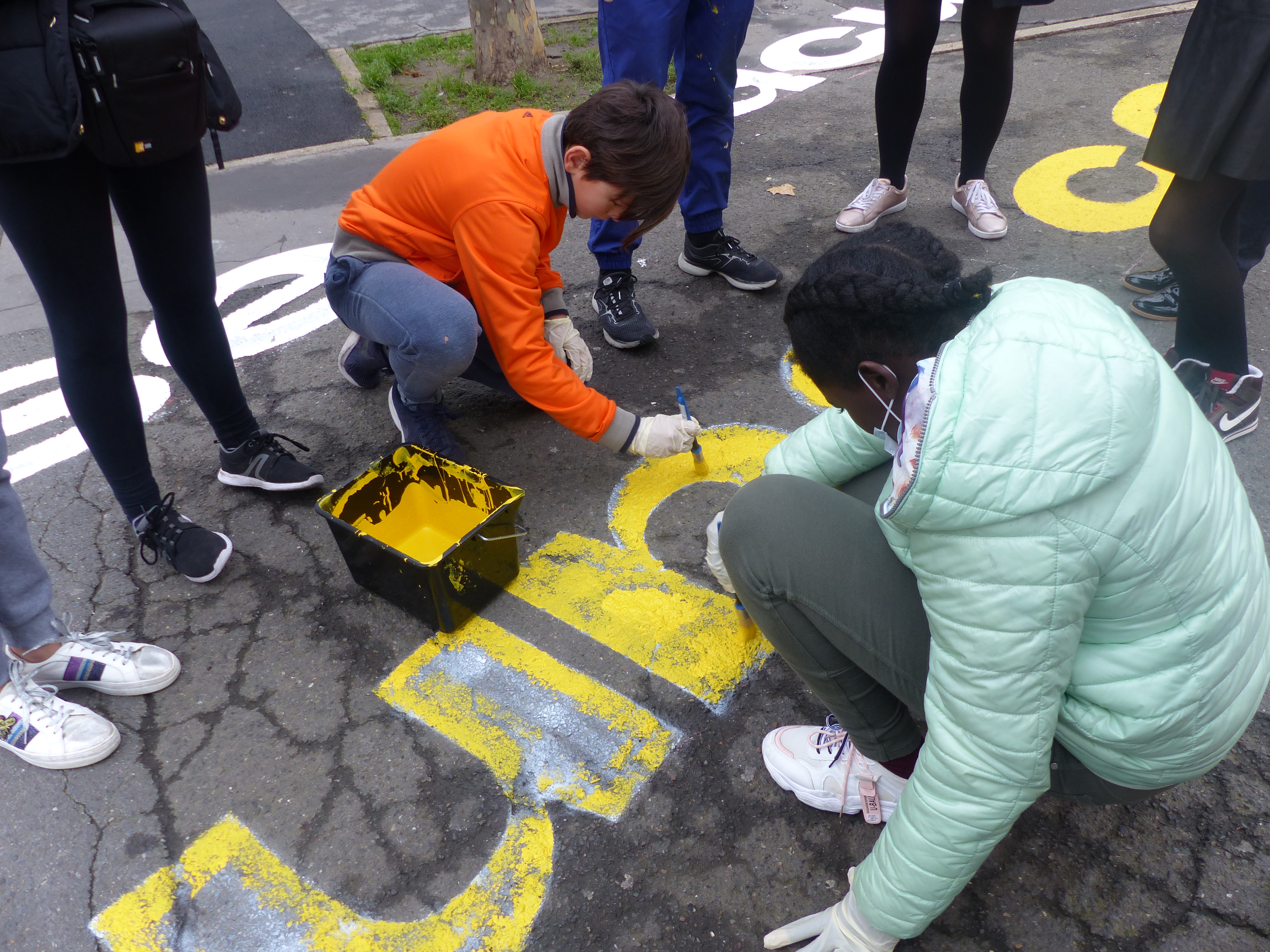 "J'Habite ici, à Saint-Ouen !" Intervention graphique sur le parvis de la Mairie par les élèves du collège Jean Jaurès et Eddy Terki