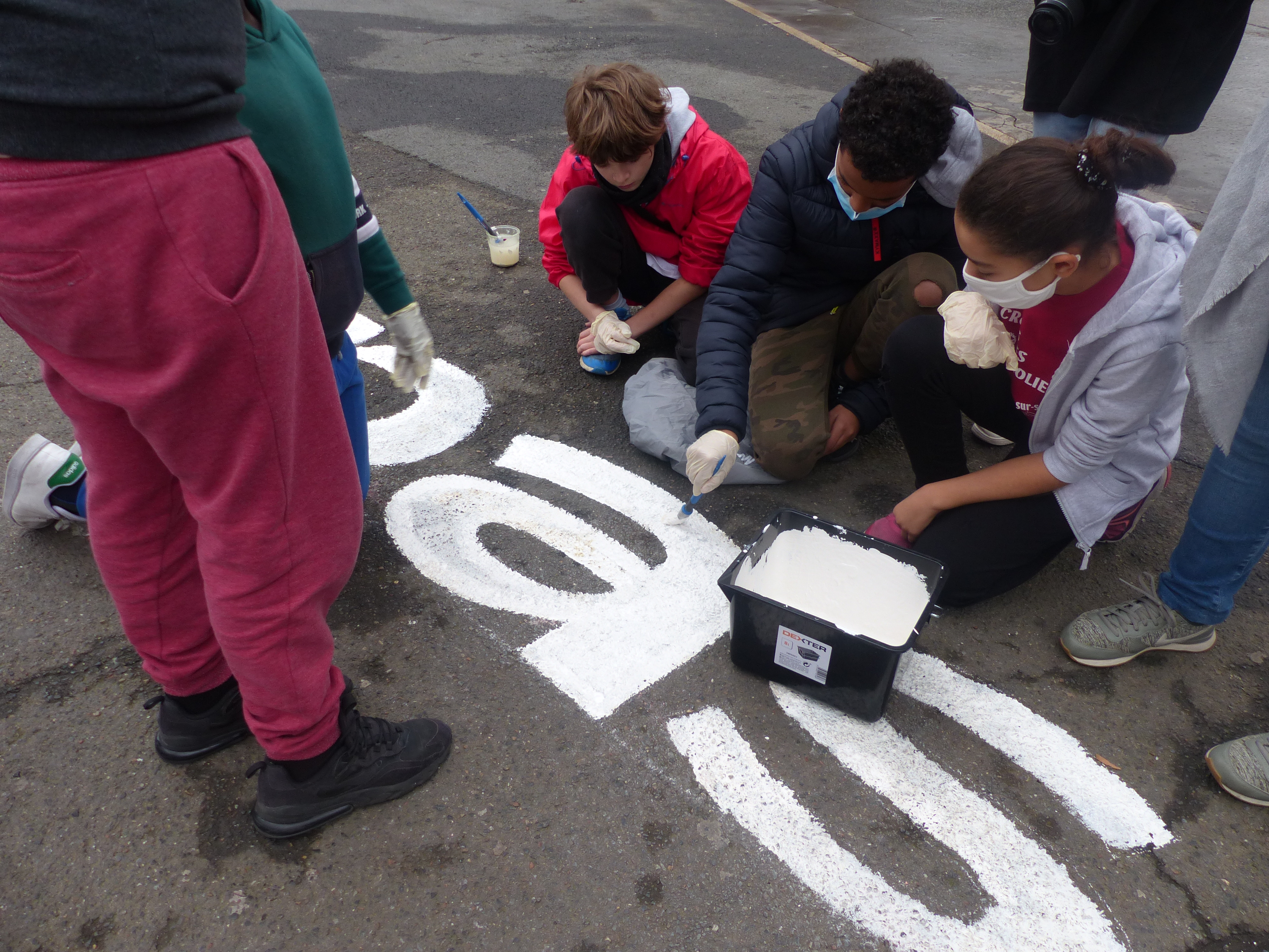 "J'Habite ici, à Saint-Ouen !" Intervention graphique sur le parvis de la Mairie par les élèves du collège Jean Jaurès et Eddy Terki