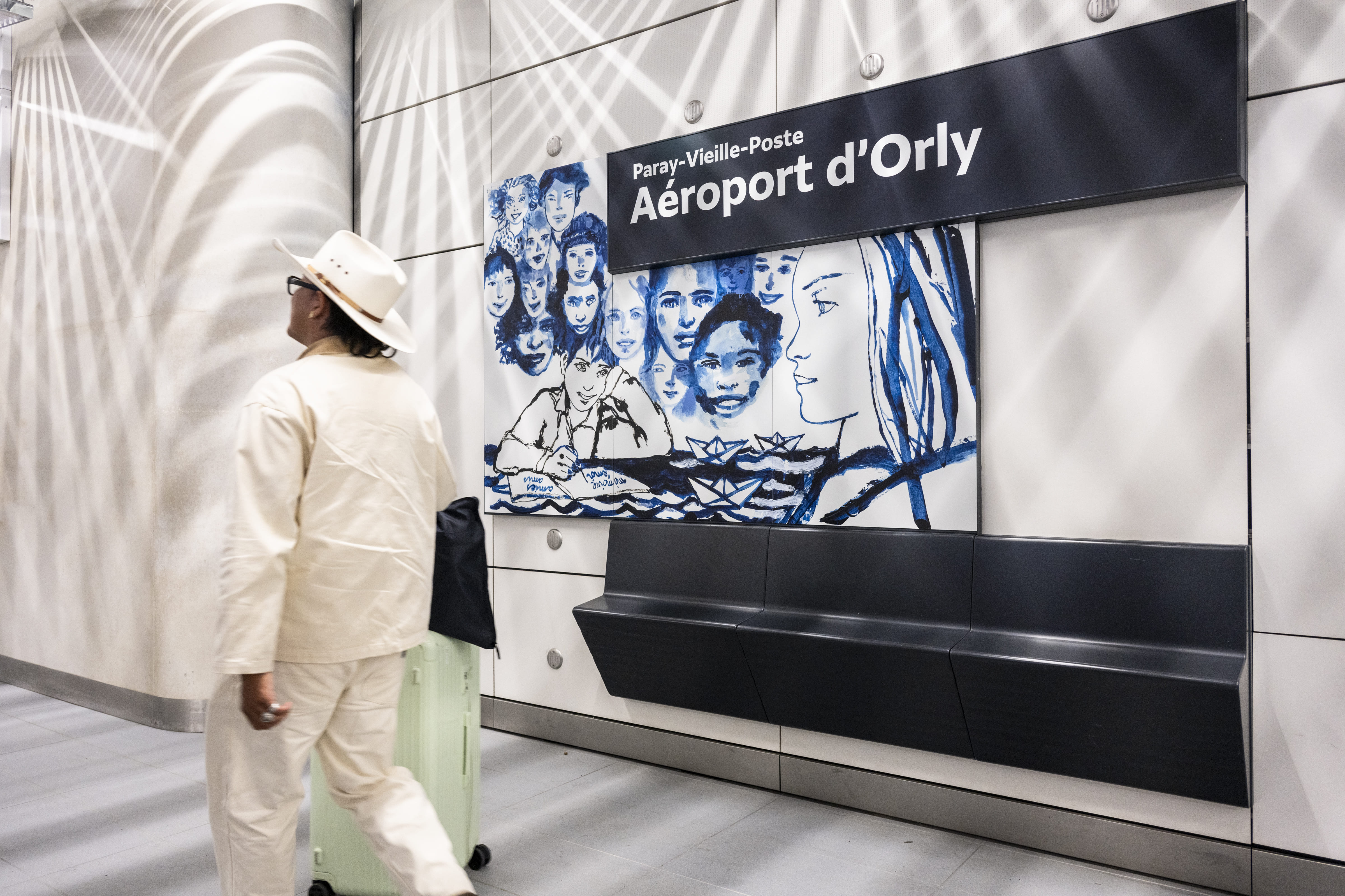 Illustrations "Jeux d'enfants" de l'artiste Edmond Baudoin dans la gare Aéroport d'Orly