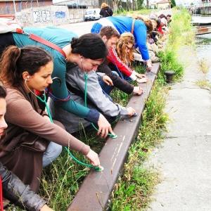 Participants à une balade urbaine et sonore produite par Décor Sonore à Aubervilliers