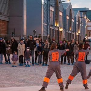 Membres de la compagnie Méliadès en représentation devant des spectateurs  