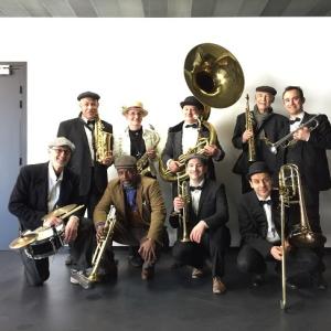 Photographie de groupe de la Fanfare des timbrés de la musique 