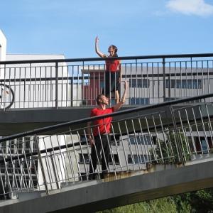 Membres du collectif Frichti Concept sur une passerelle piétonne  