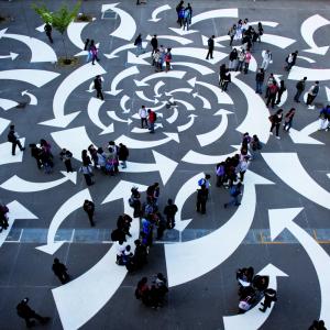 Groupe de personnes arpentant l’œuvre de Malte Martin 