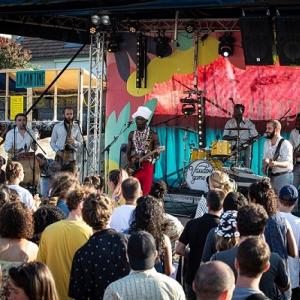 Groupe de musique se produisant sur scène dans le cadre du festival Beat and Beer