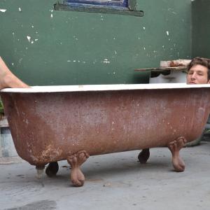 Homme dans une baignoire