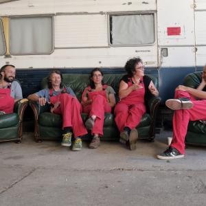 équipe KMK assise sur un canapé devant une caravane