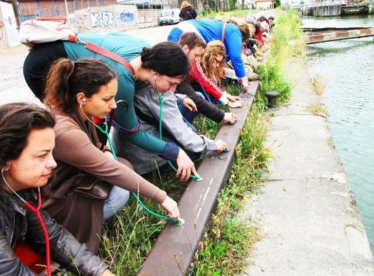 Participants à une balade urbaine et sonore produite par Décor Sonore à Aubervilliers