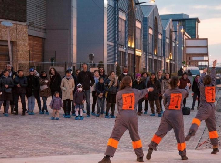 Membres de la compagnie Méliadès en représentation devant des spectateurs