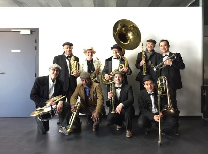 Photographie de groupe de la Fanfare des timbrés de la musique