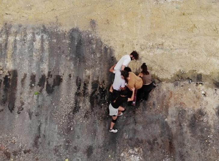 Grimpeurs acrobates sur une paroi