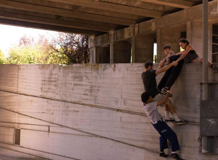 Jeunes gens grimpant sur un mur