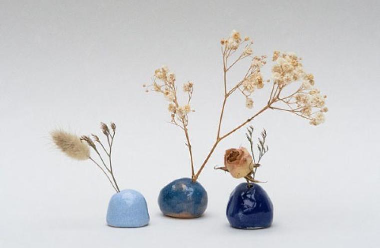 Vases en céramique réalisés par l’artiste Emmanuelle Cassot