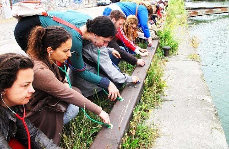 Participants à une balade urbaine et sonore produite par Décor Sonore à Aubervilliers