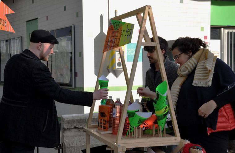 Collectif et riverains échangeant autour d’une installation en bois