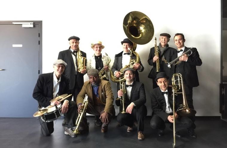 Photographie de groupe de la Fanfare des timbrés de la musique
