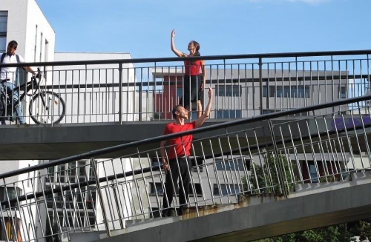 Membres du collectif Frichti Concept sur une passerelle piétonne