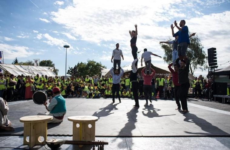 Performance du Groupe Acrobatique de Tanger pendant le KM4