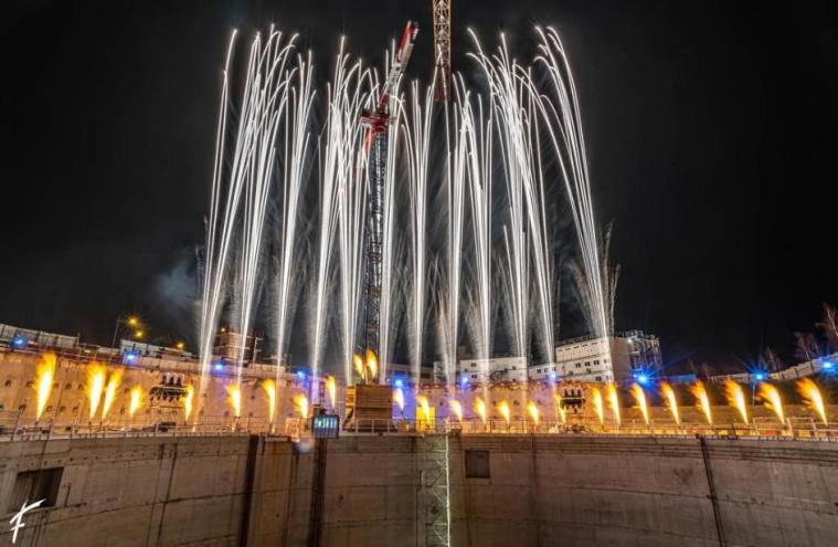 Spectacle pyrotechnique de Groupe F lors du KM8 sur le chantier de la gare de Villejuif-Institut Gustave Roussy