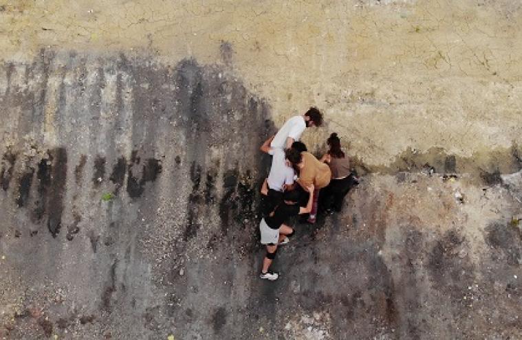 Grimpeurs acrobates sur une paroi