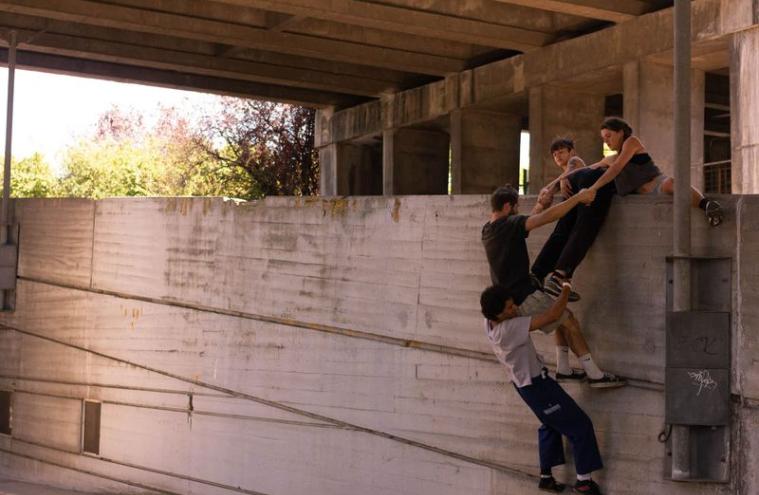 Jeunes gens grimpant sur un mur