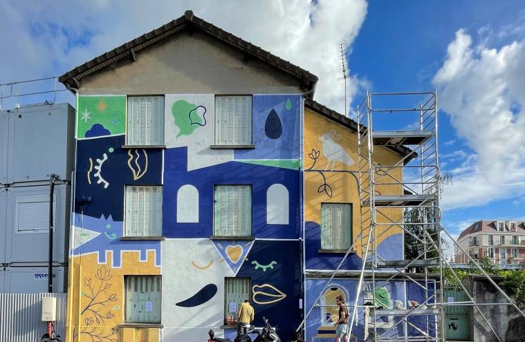 Fresque sur la façade d’une maison dans l’esprit d’une bande dessinée, avec des couleurs vert, bleu, blanc et jaune, à Clamart dans le cadre du chantier partagé « Détours » mené par les collectifs Beat and Beer et Crème Fraîche © Beat and  Beer Crème fraîche