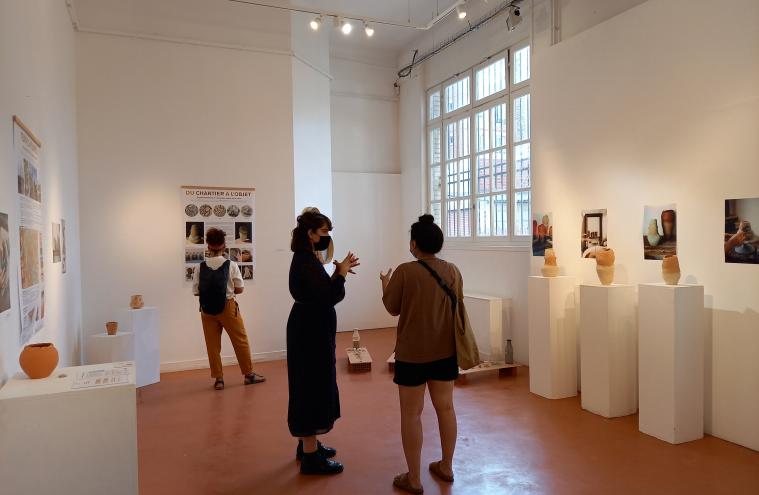 Trois personnes visitent l’exposition « Terres Terres » à la Galerie Mariton