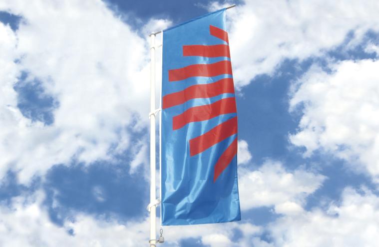 Drapeau bleu et rose avec en fond le ciel dans le cadre du chantier du partagé « Agrafmobile » par Malte Martin à La Courneuve en 2018